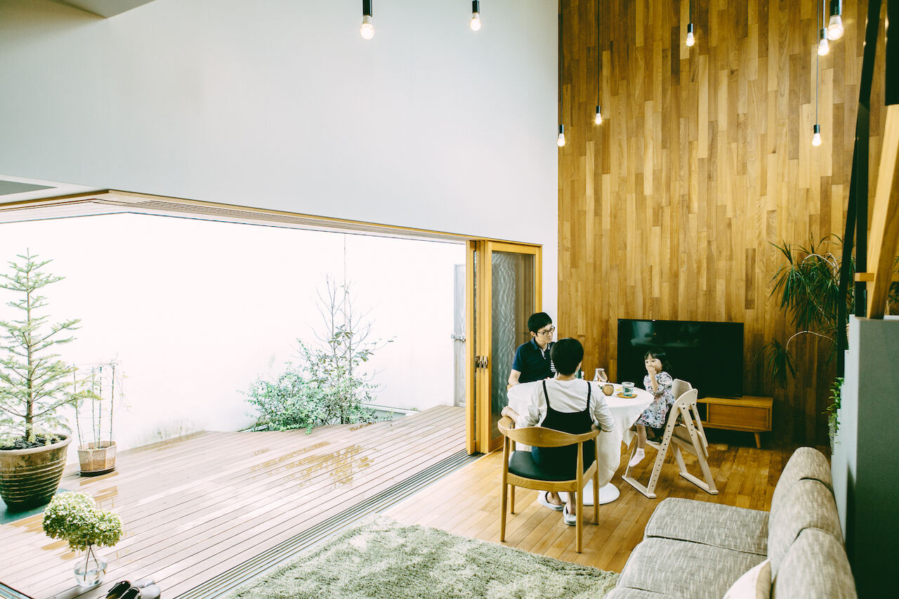 Hello architects 【吹抜け/ウッドデッキ】住まうほどに愛着が増す、平屋のように暮らせる住まいの建築実例画像