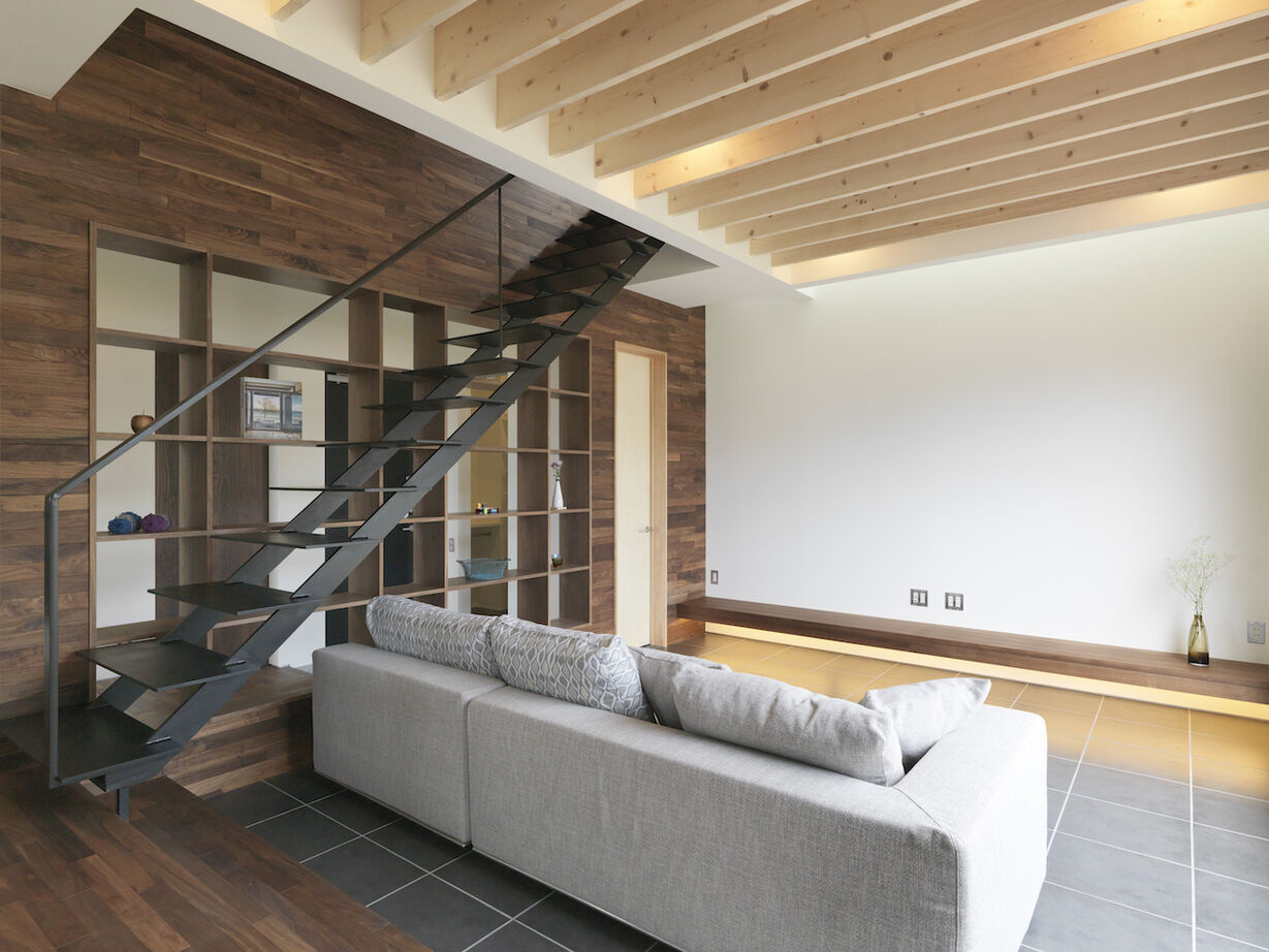 Hello architects 【ダウンフロアリビング/ウッドデッキ】こだわりとアイデアを詰め込んだ、デザインと機能性を両立した家の建築実例画像