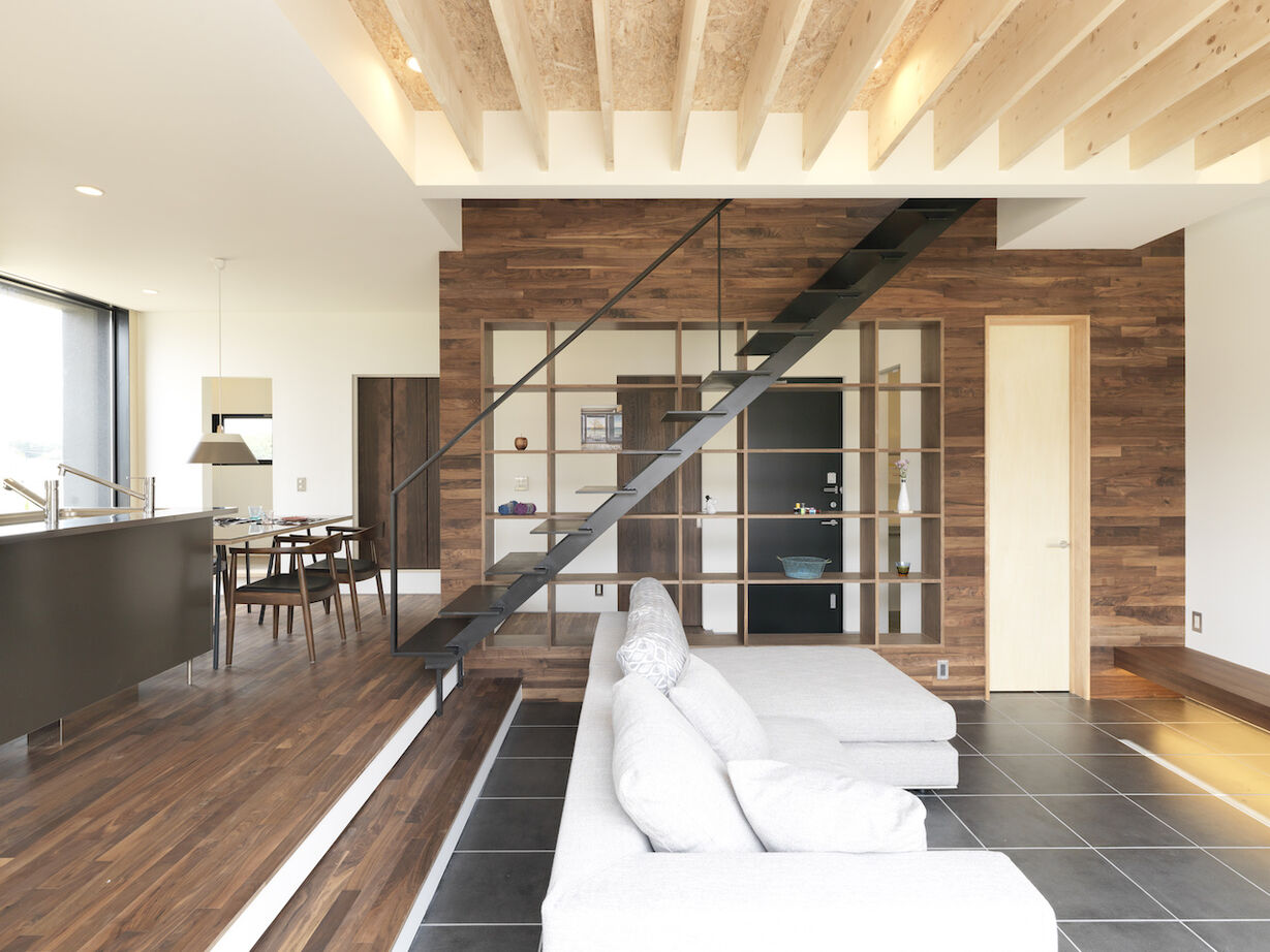 Hello architects 【ダウンフロアリビング/ウッドデッキ】こだわりとアイデアを詰め込んだ、デザインと機能性を両立した家の建築実例画像2