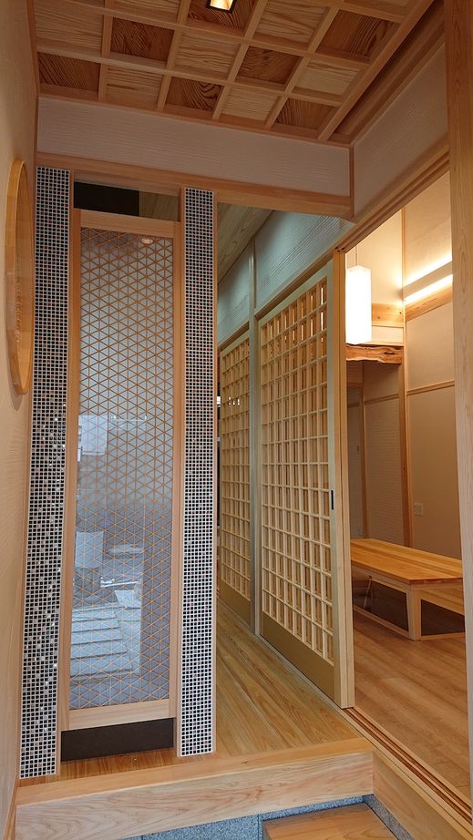 タクミ建設 現代の暮らしにもしっかり配慮。京都府産の木と伝統的な和の設えで京町家を再現した出格子や坪庭が魅力の家の建築実例画像2