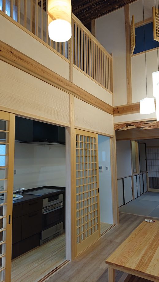 タクミ建設 現代の暮らしにもしっかり配慮。京都府産の木と伝統的な和の設えで京町家を再現した出格子や坪庭が魅力の家の建築実例画像3