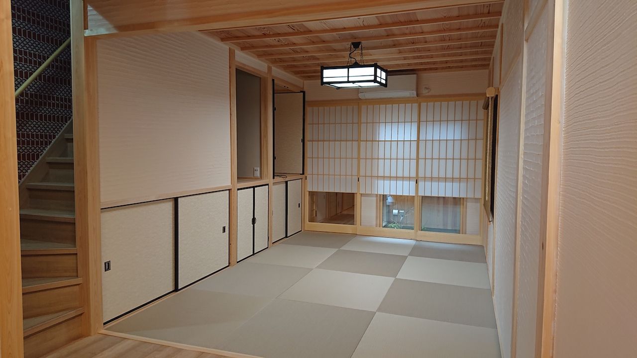 タクミ建設 現代の暮らしにもしっかり配慮。京都府産の木と伝統的な和の設えで京町家を再現した出格子や坪庭が魅力の家の建築実例画像4