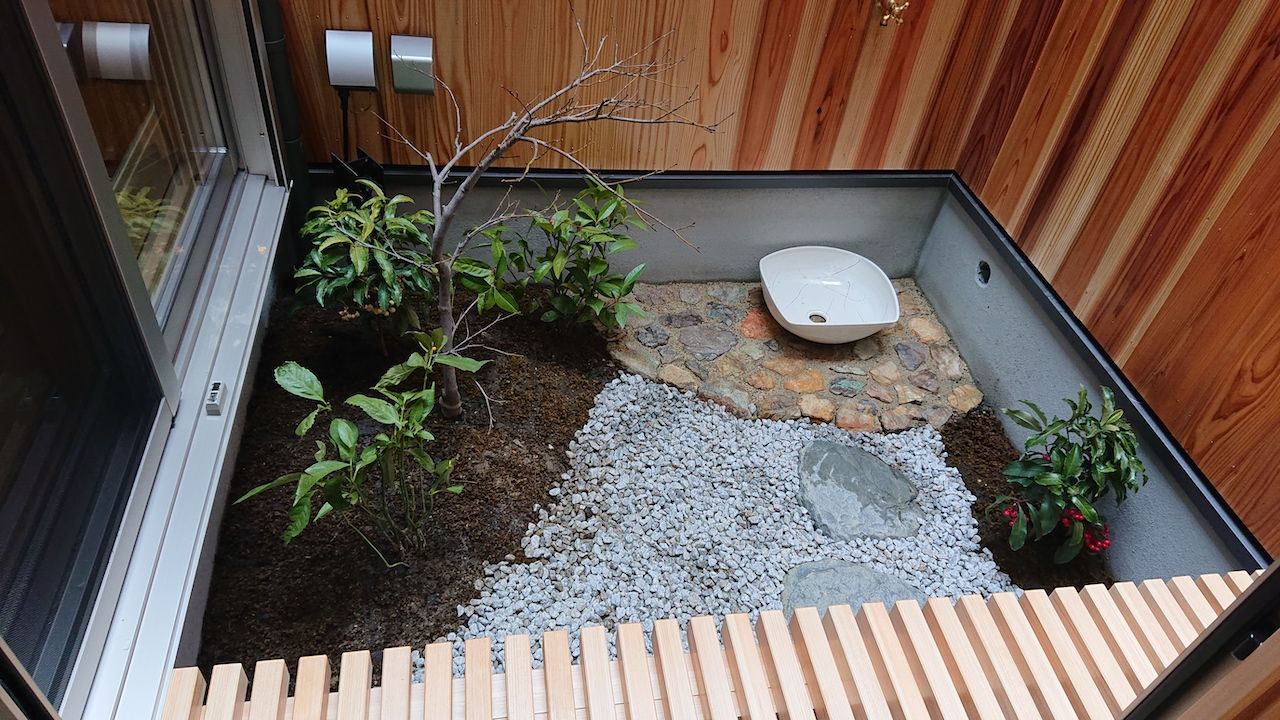 タクミ建設 現代の暮らしにもしっかり配慮。京都府産の木と伝統的な和の設えで京町家を再現した出格子や坪庭が魅力の家の建築実例画像5