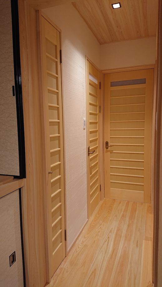 タクミ建設 現代の暮らしにもしっかり配慮。京都府産の木と伝統的な和の設えで京町家を再現した出格子や坪庭が魅力の家の建築実例画像6