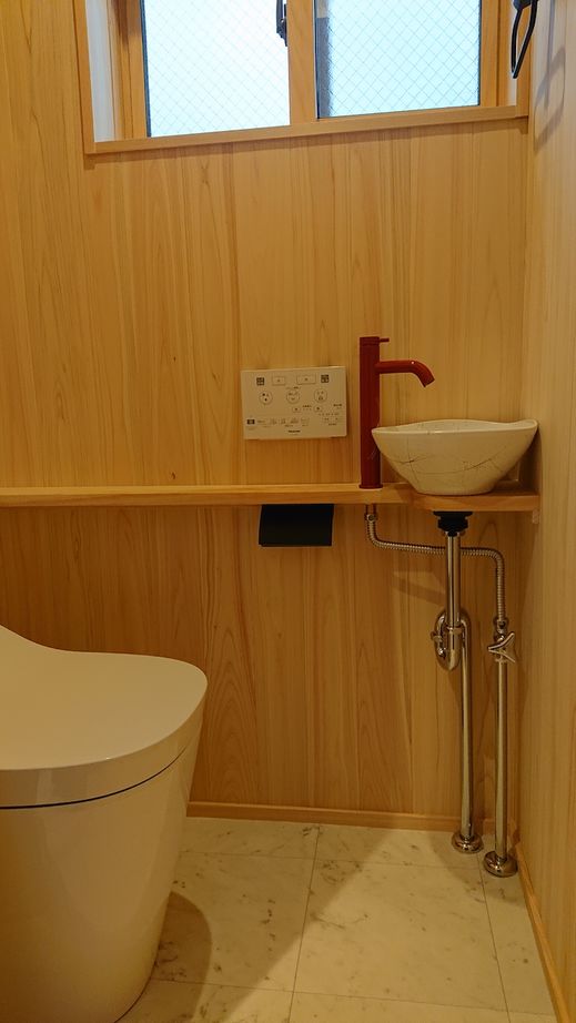 タクミ建設 現代の暮らしにもしっかり配慮。京都府産の木と伝統的な和の設えで京町家を再現した出格子や坪庭が魅力の家の建築実例画像7