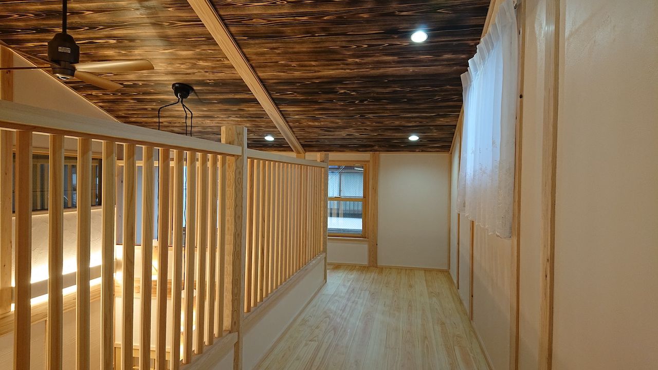 タクミ建設 現代の暮らしにもしっかり配慮。京都府産の木と伝統的な和の設えで京町家を再現した出格子や坪庭が魅力の家の建築実例画像8