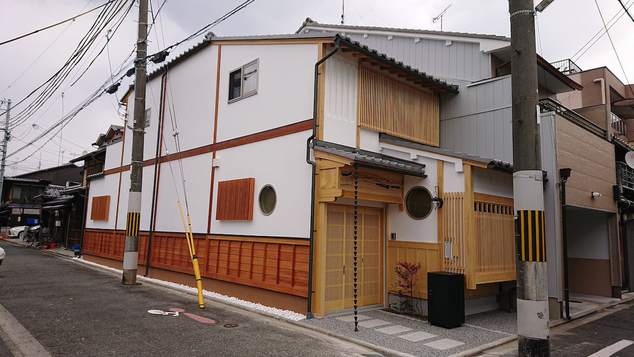 タクミ建設 現代の暮らしにもしっかり配慮。京都府産の木と伝統的な和の設えで京町家を再現した出格子や坪庭が魅力の家の建築実例画像10