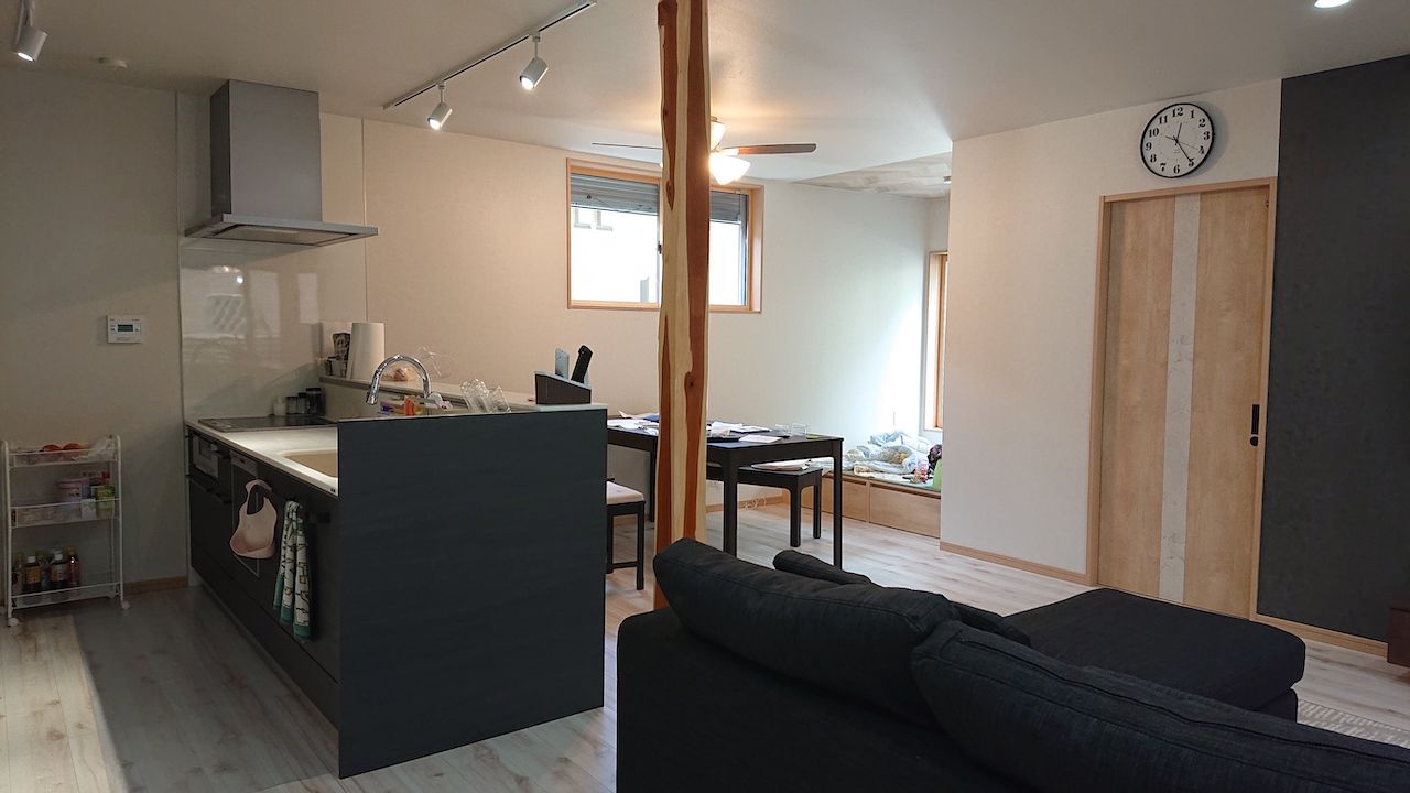 タクミ建設 ルーフバルコニーがお気に入り。組子細工に天然木の大黒柱、和の設えに癒される木造2階建ての事務所兼住宅の建築実例画像3