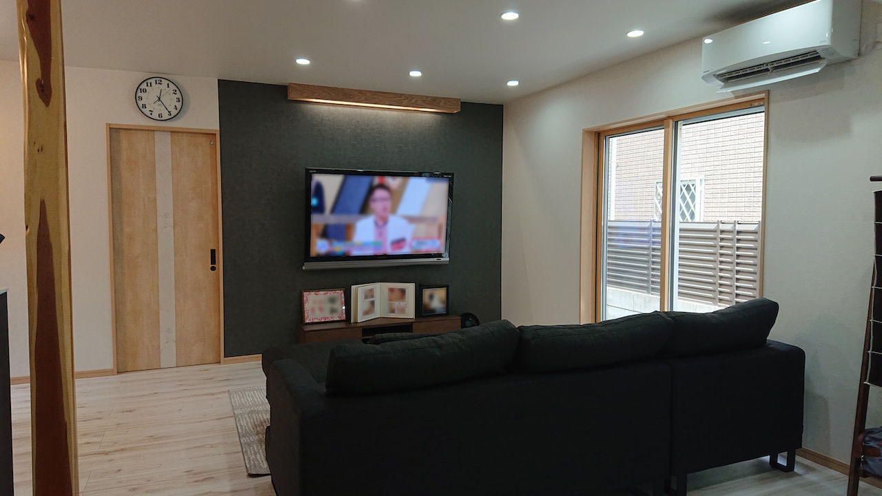 タクミ建設 ルーフバルコニーがお気に入り。組子細工に天然木の大黒柱、和の設えに癒される木造2階建ての事務所兼住宅の建築実例画像4