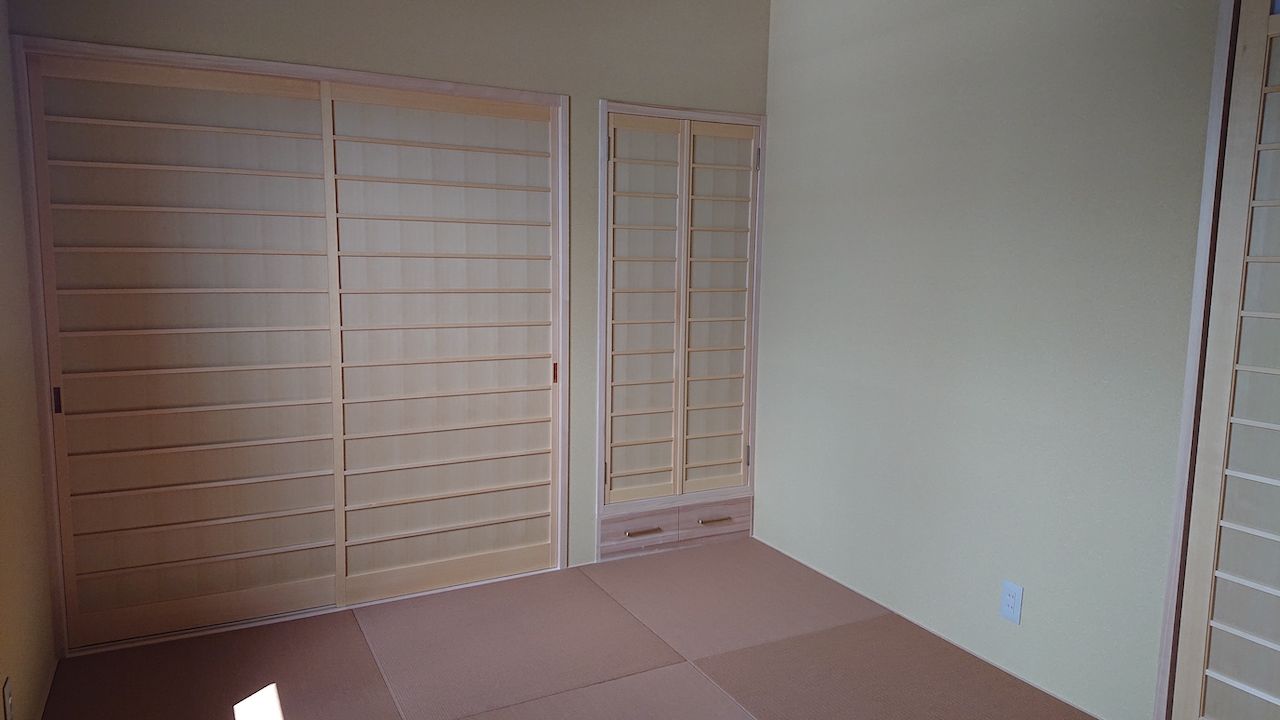 タクミ建設 ルーフバルコニーがお気に入り。組子細工に天然木の大黒柱、和の設えに癒される木造2階建ての事務所兼住宅の建築実例画像7