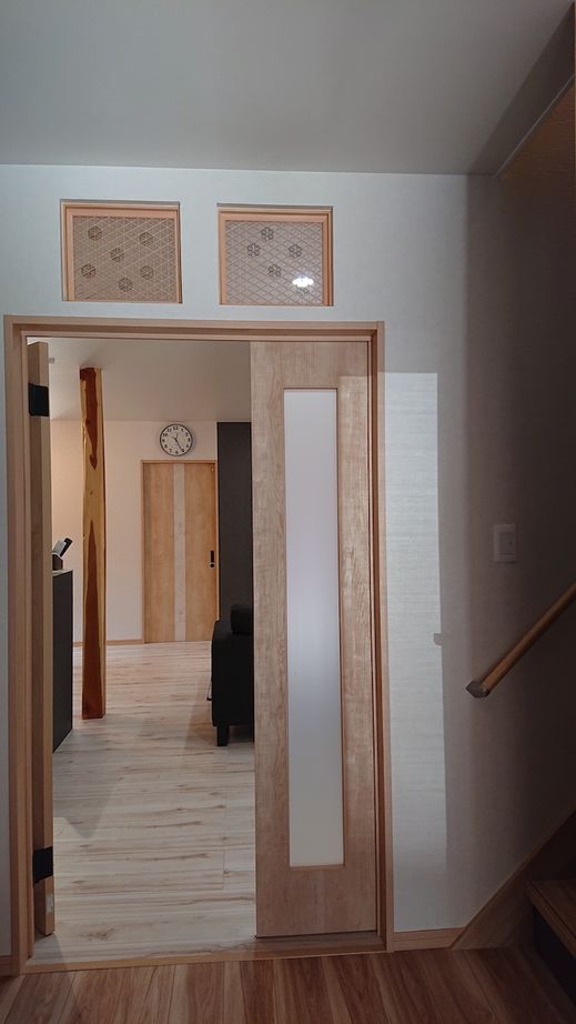 タクミ建設 ルーフバルコニーがお気に入り。組子細工に天然木の大黒柱、和の設えに癒される木造2階建ての事務所兼住宅の建築実例画像8