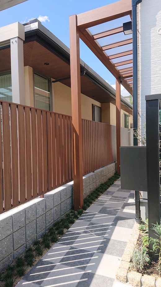 タクミ建設 ルーフバルコニーがお気に入り。組子細工に天然木の大黒柱、和の設えに癒される木造2階建ての事務所兼住宅の建築実例画像10