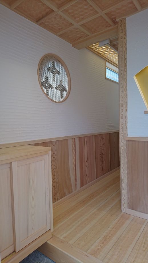 タクミ建設 京都府産の木を贅沢に使用。組子細工に名栗加工に剣先仕上げ、職人技が詰まった3階建ての店舗兼二世帯住宅の建築実例画像5