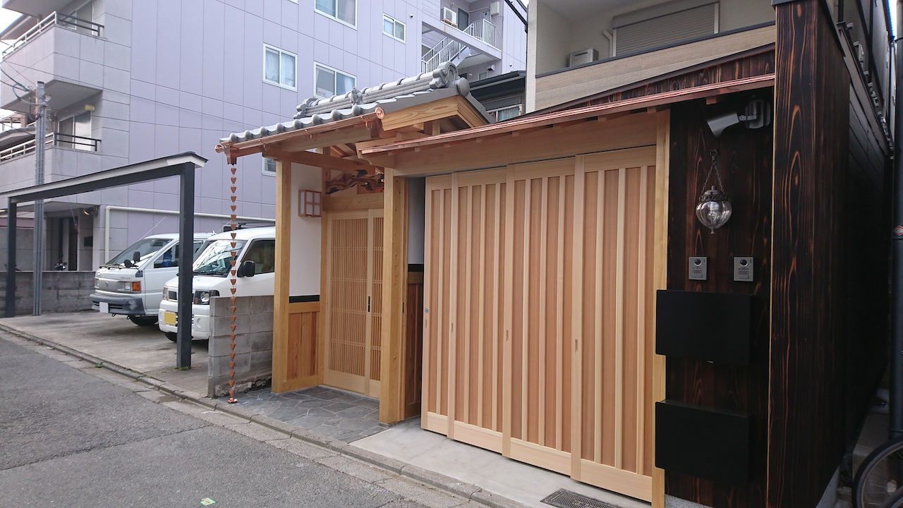 タクミ建設 京都府産の木を贅沢に使用。組子細工に名栗加工に剣先仕上げ、職人技が詰まった3階建ての店舗兼二世帯住宅の建築実例画像10