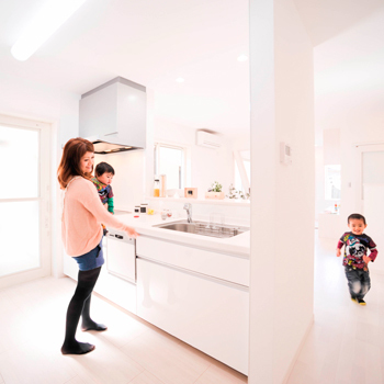 のこのこのいえ 【1480万円】コンパクトな敷地を有効活用。光がすみずみまで広がるクリアな白の家の建築実例画像1