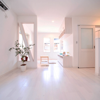 のこのこのいえ 【1480万円】コンパクトな敷地を有効活用。光がすみずみまで広がるクリアな白の家の建築実例画像3