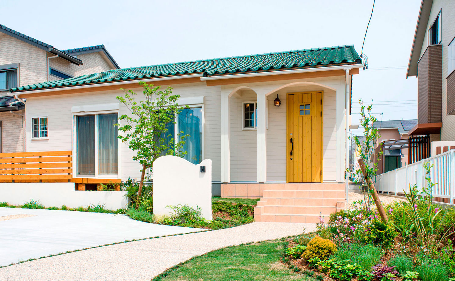 Suumo 1000万円台 平屋 緑の屋根と黄色のドアが可愛い平屋 子育てを考えた可変性あるプランと開放感に感激 のこのこのいえ の建築実例詳細 注文住宅