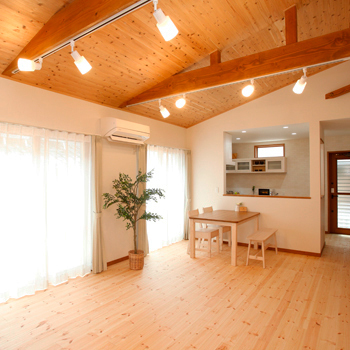 のこのこのいえ 【1000万円台/27坪】自然素材を活かした勾配天井で家族が集まる広々LDKの間取り。アーチがおしゃれな平屋の建築実例画像2