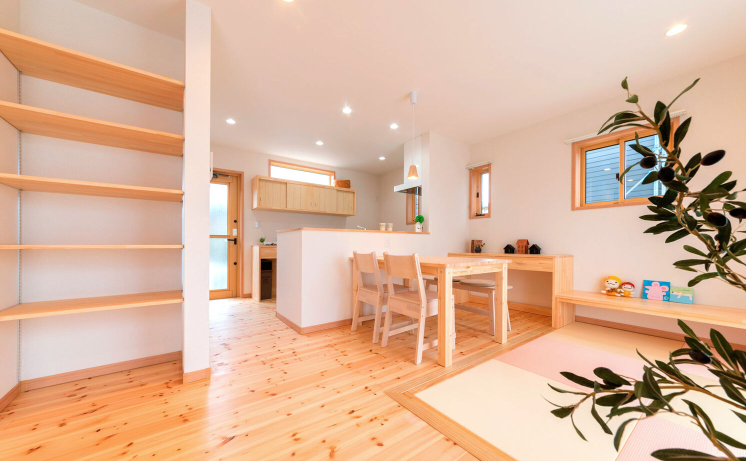 のこのこのいえ 【1600万円台｜間取り図有】畳のあるLDKは気楽に寝転べて幸せ。手づくり家具も叶った！土間収納のある実例の建築実例画像