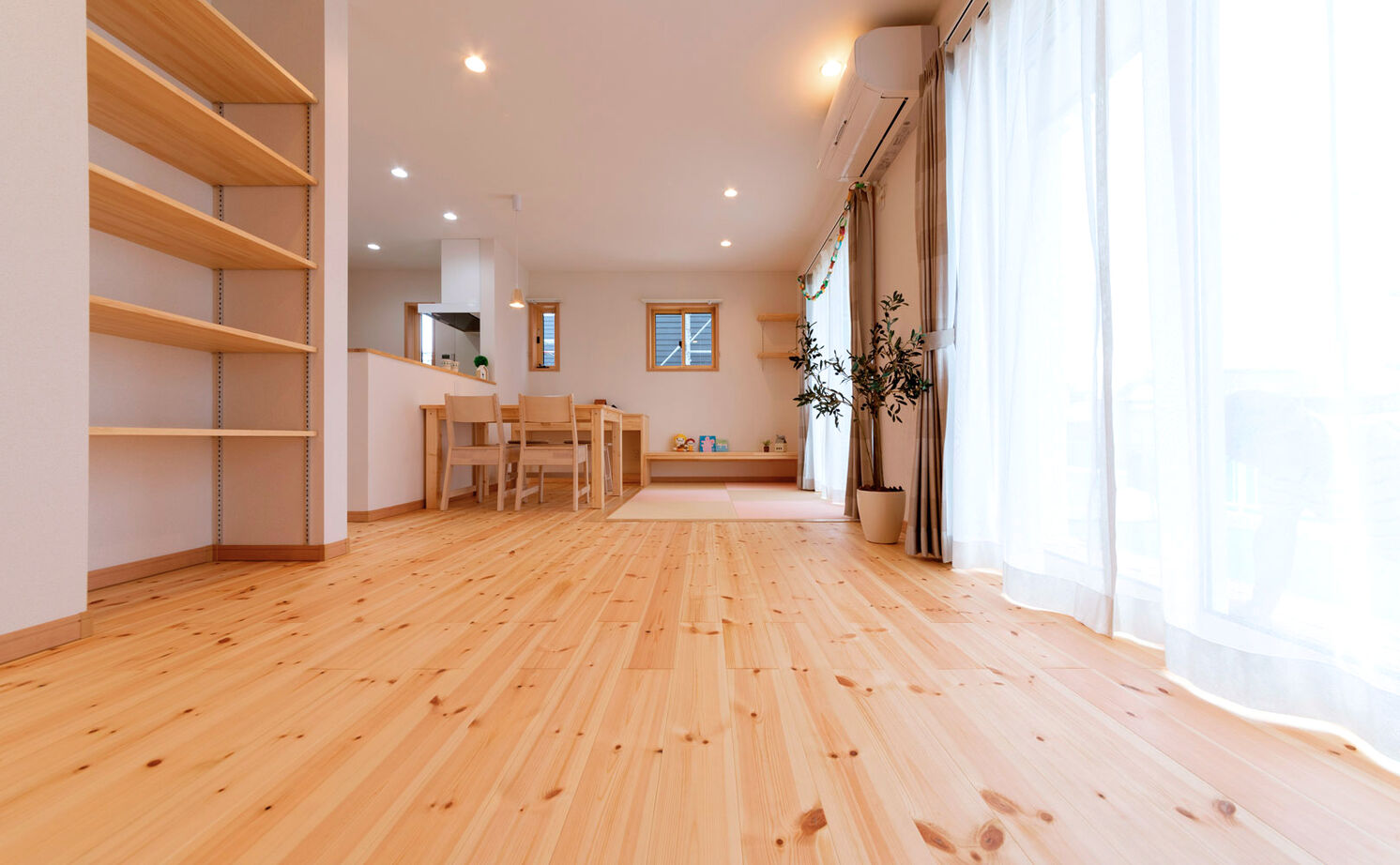 のこのこのいえ 【1600万円台｜間取り図有】畳のあるLDKは気楽に寝転べて幸せ。手づくり家具も叶った！土間収納のある実例の建築実例画像15