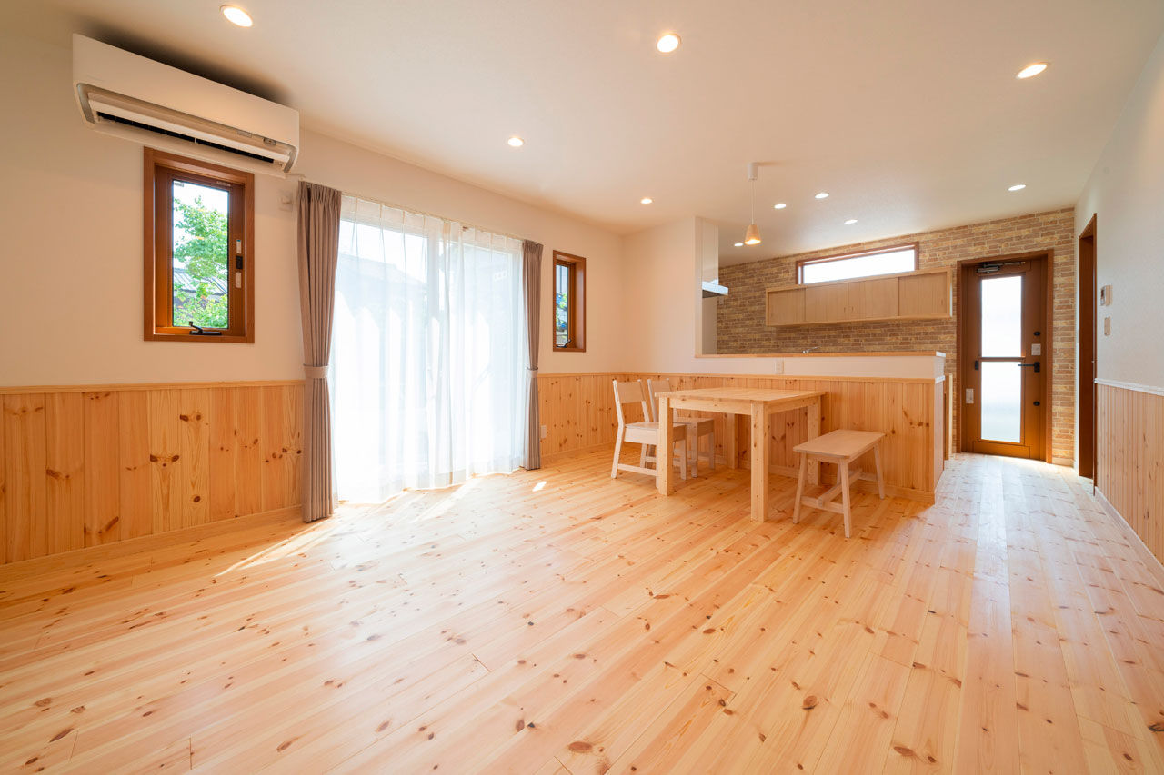 のこのこのいえ 【1320万円×20坪｜小さな平屋】変形地で駐車場3台を叶えた平屋。無垢に包まれた空間は想像以上に広々！の建築実例画像2