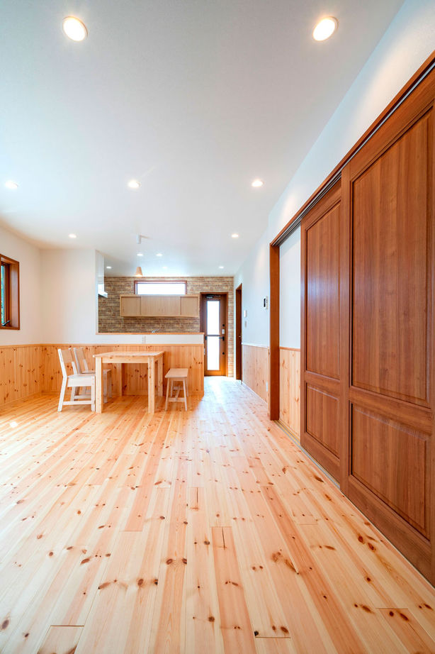 のこのこのいえ 【1320万円×20坪｜小さな平屋】変形地で駐車場3台を叶えた平屋。無垢に包まれた空間は想像以上に広々！の建築実例画像5