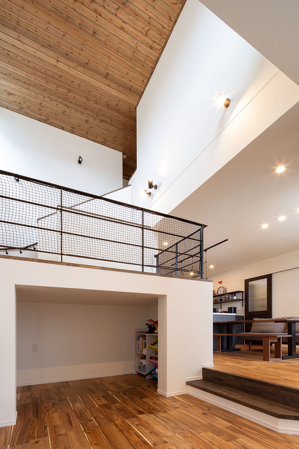 タカノホーム 【2160万円/スキップフロア/間取り図】明るく開放的な吹き抜けと遊び心ある中2階、木の香りに包まれる家の建築実例画像3