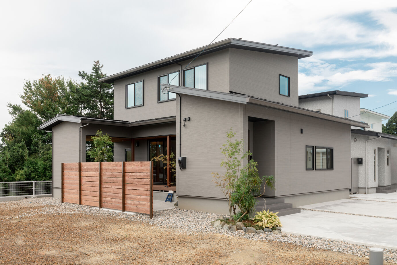 タカノホーム 【魚津市/4LDK/33坪/耐震等級3】納得の性能で毎日を楽しむ、セミオープンなアウトドアリビングのある家の建築実例画像2