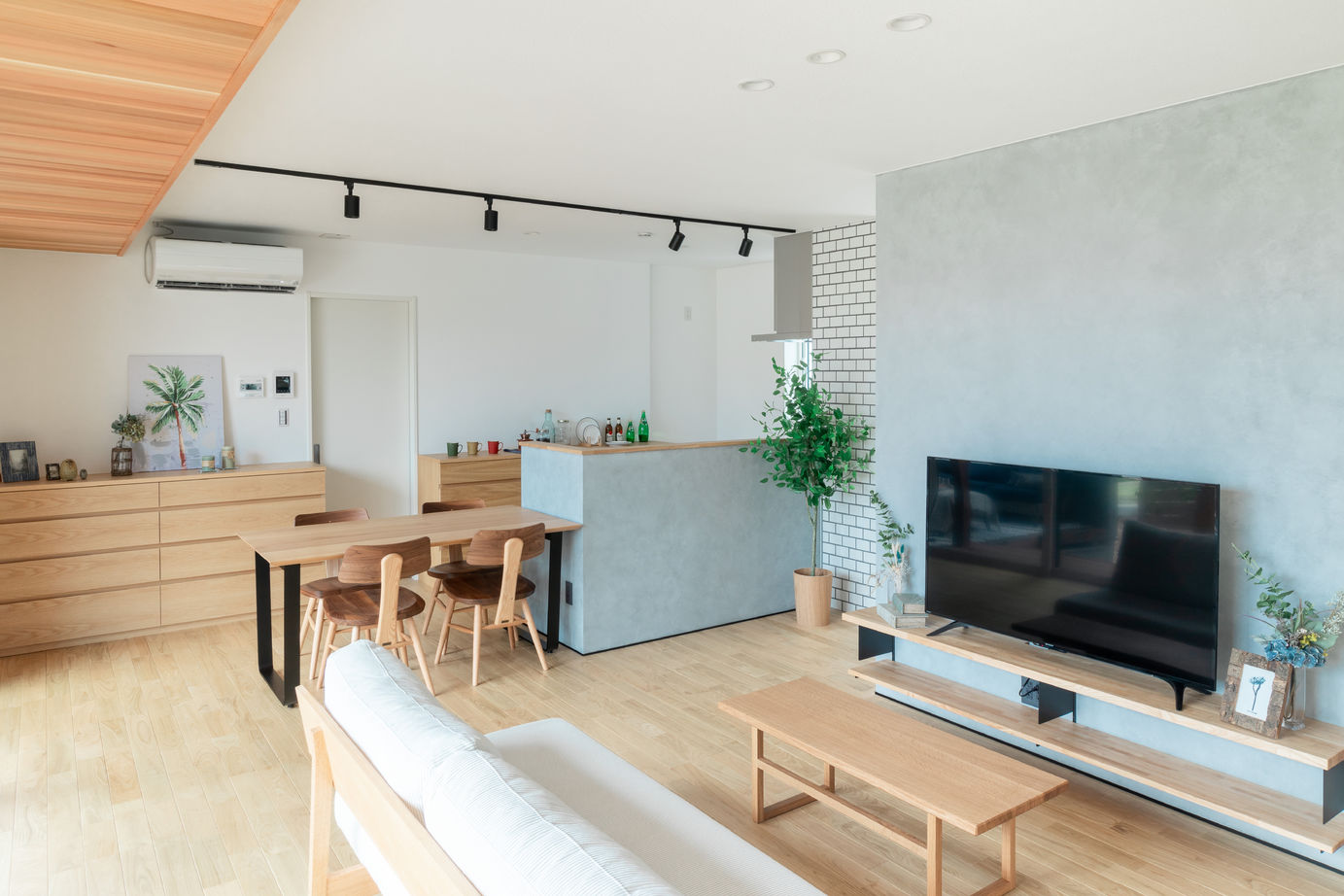 タカノホーム 【魚津市/4LDK/33坪/耐震等級3】納得の性能で毎日を楽しむ、セミオープンなアウトドアリビングのある家の建築実例画像4