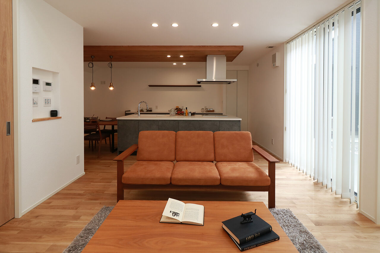 タカノホーム 【2000万円台/30坪台/3LDK/2階建て/吹き抜け】吹き抜けからの明るい光が差し込む、快適なリビングがある家の建築実例画像2