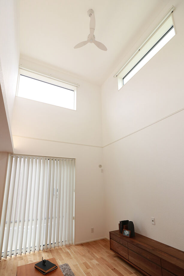 タカノホーム 【2000万円台/30坪台/3LDK/2階建て/吹き抜け】吹き抜けからの明るい光が差し込む、快適なリビングがある家の建築実例画像3