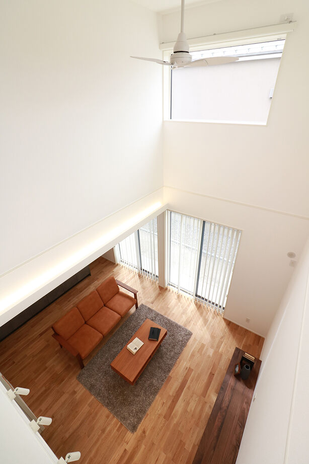 タカノホーム 【2000万円台/30坪台/3LDK/2階建て/吹き抜け】吹き抜けからの明るい光が差し込む、快適なリビングがある家の建築実例画像4