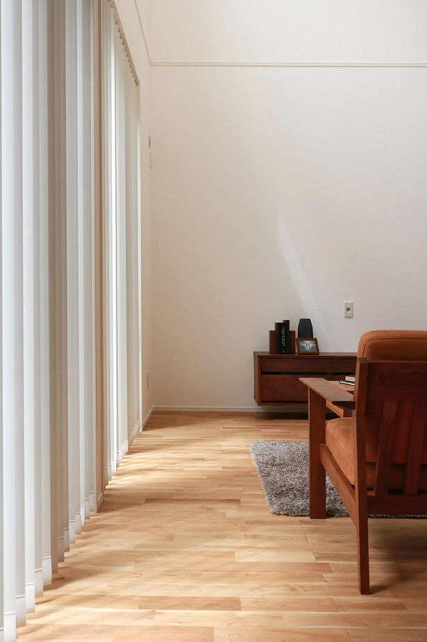 タカノホーム 【2000万円台/30坪台/3LDK/2階建て/吹き抜け】吹き抜けからの明るい光が差し込む、快適なリビングがある家の建築実例画像5