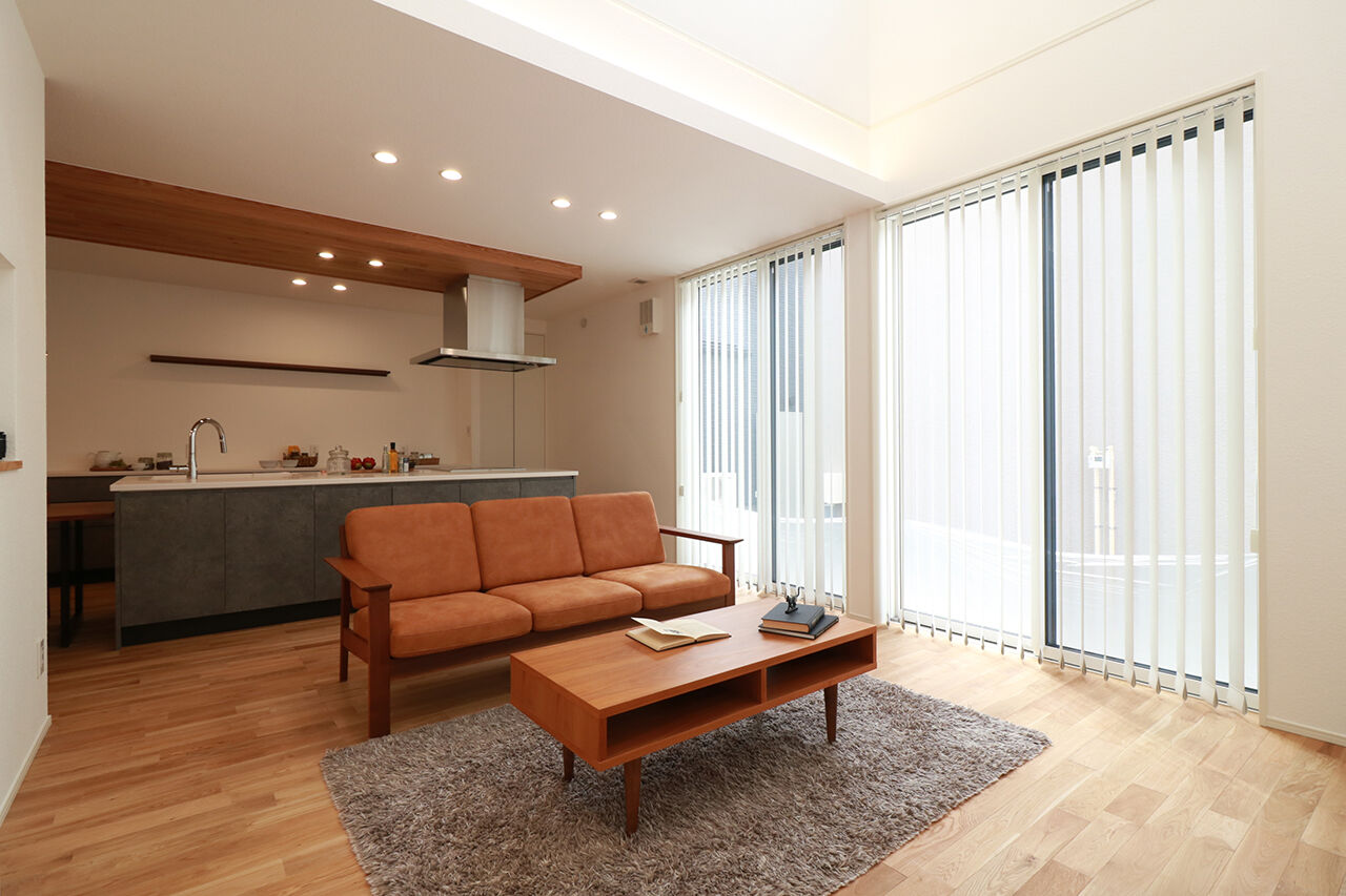 タカノホーム 【2000万円台/30坪台/3LDK/2階建て/吹き抜け】吹き抜けからの明るい光が差し込む、快適なリビングがある家の建築実例画像6