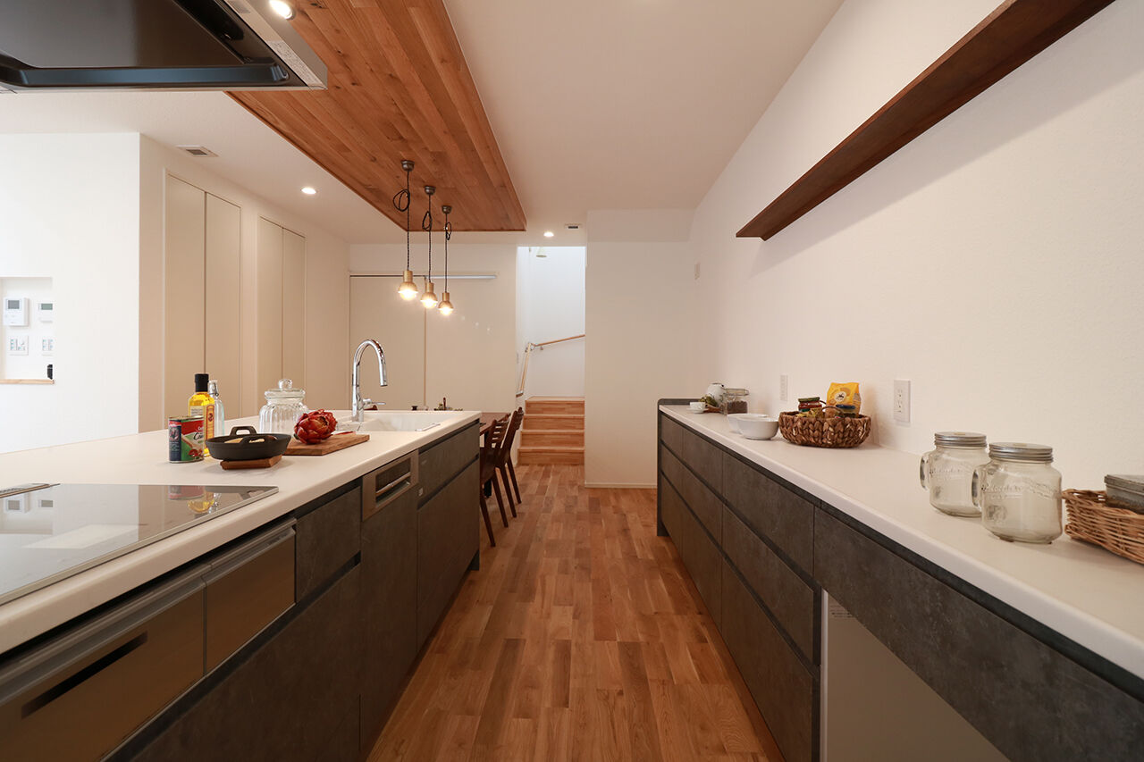 タカノホーム 【2000万円台/30坪台/3LDK/2階建て/吹き抜け】吹き抜けからの明るい光が差し込む、快適なリビングがある家の建築実例画像8