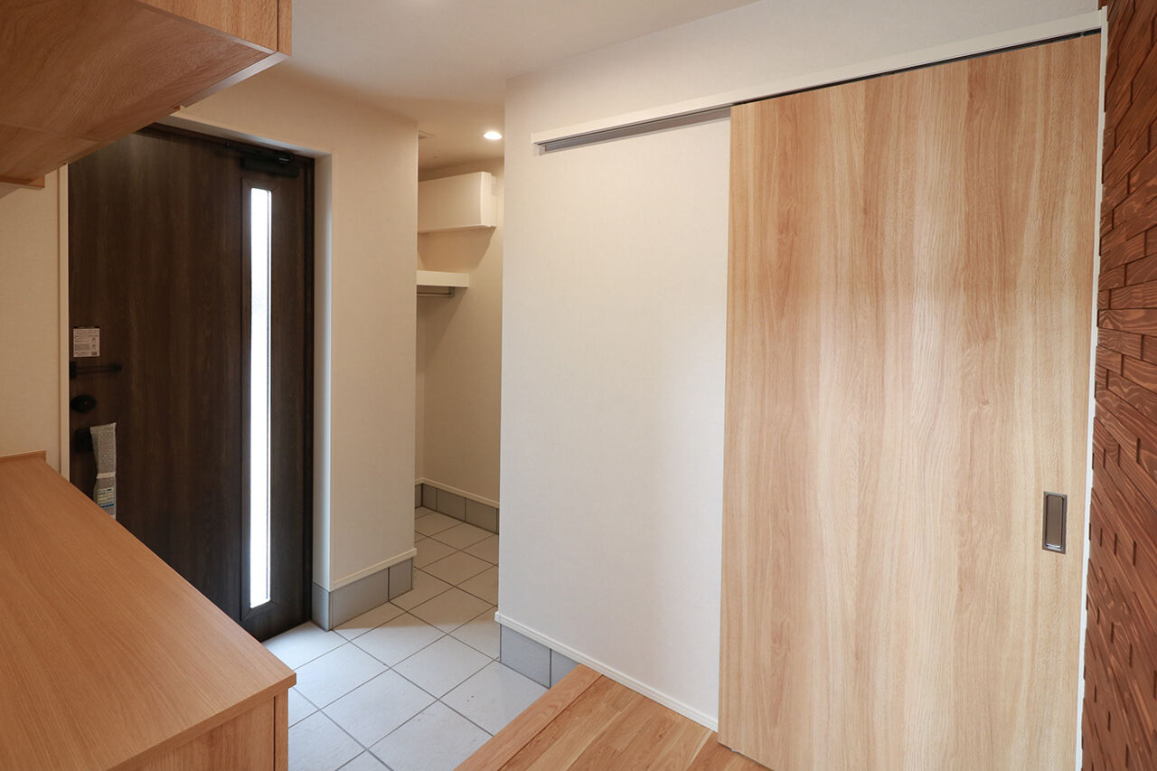 タカノホーム 【2000万円台/30坪台/3LDK/2階建て/吹き抜け】吹き抜けからの明るい光が差し込む、快適なリビングがある家の建築実例画像9