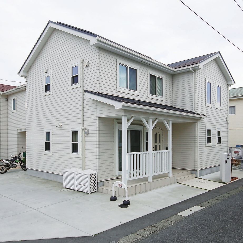 一級建築士事務所　日本住宅（室澤工務店） 【平塚市/１７４９万円/ラップサイディング/間取り図有】輸入住宅風の外観と開放感のあるリビングの建築実例画像