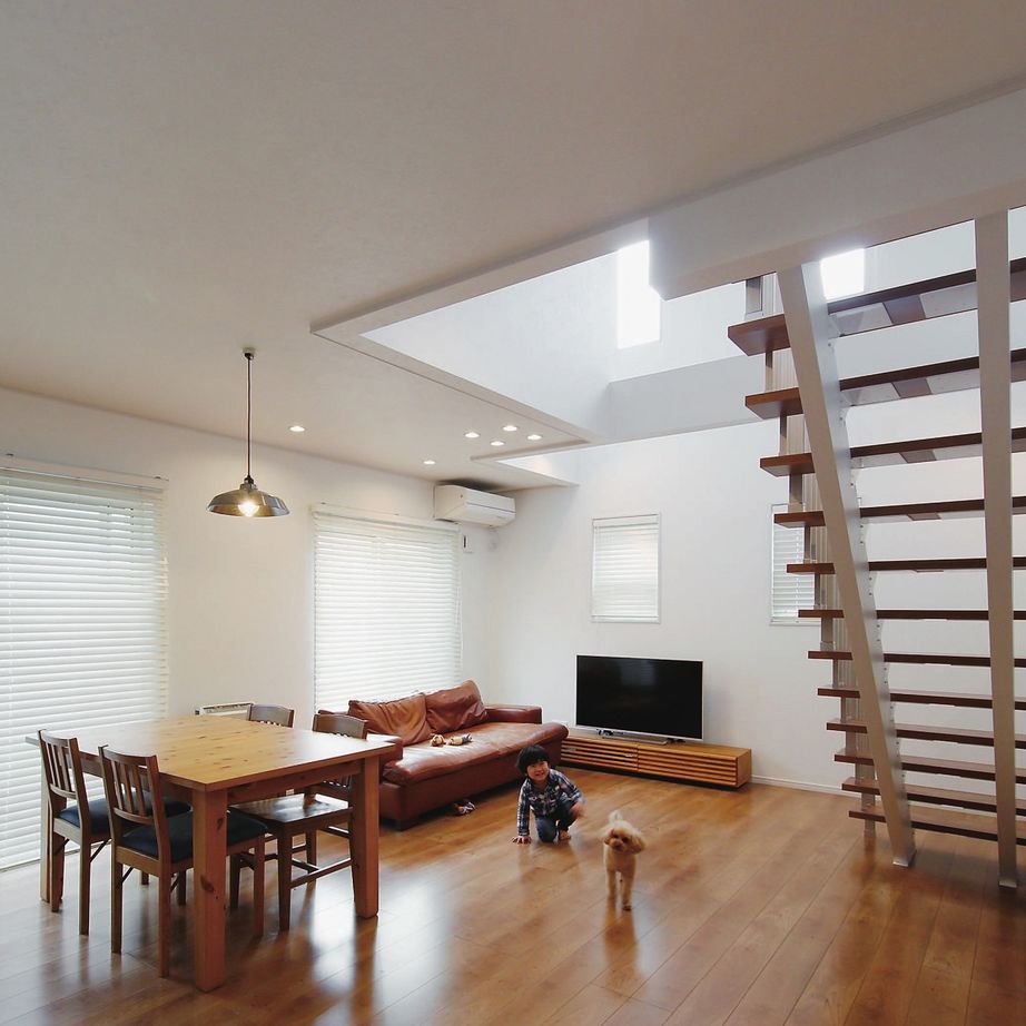 一級建築士事務所　日本住宅（室澤工務店） 【平塚市/１７４９万円/ラップサイディング/間取り図有】輸入住宅風の外観と開放感のあるリビングの建築実例画像3