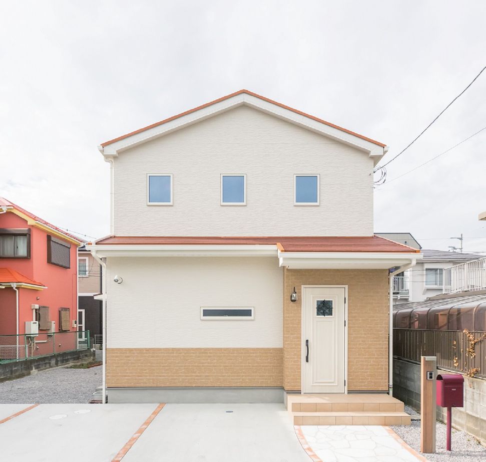 一級建築士事務所　日本住宅（室澤工務店） 【1400万円/駐車スペース】カフェタイムも楽しめる明るく広々としたリビングにカウンターキッチンがある家の建築実例画像