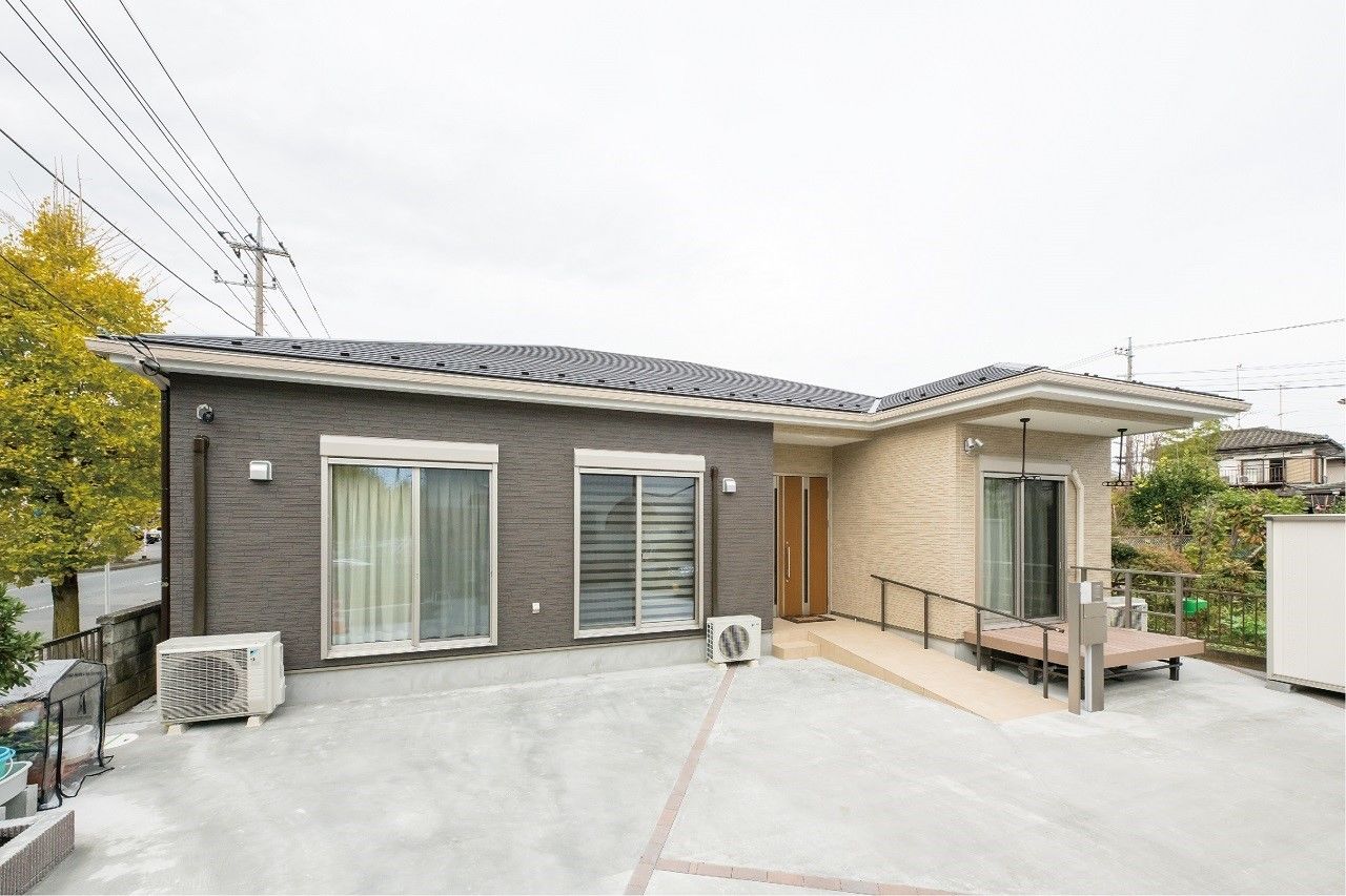 一級建築士事務所　日本住宅（室澤工務店） 【平屋/1500万円台/建て替え】あえてコンクリートにした外構と手すりつきのスロープ、暮らしに配慮した家の建築実例画像
