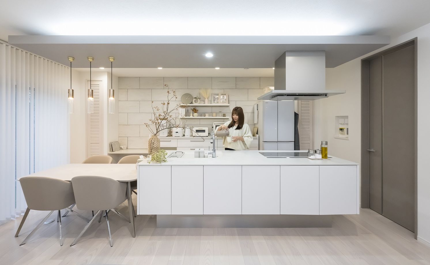 一級建築士事務所　日本住宅（室澤工務店） 【藤沢市/吹抜け/間取り図有】家族が自然と集まる、開放的な吹抜けリビングの家の建築実例画像