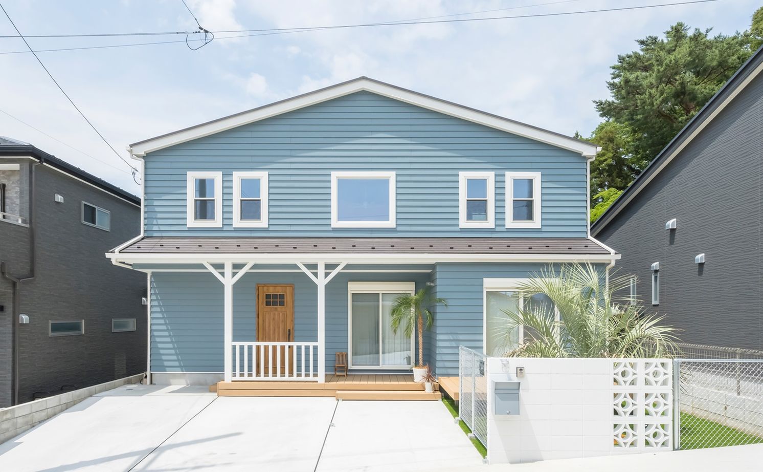 一級建築士事務所　日本住宅（室澤工務店） 【厚木市/吹抜け/間取り図有】吹抜けとカバードポーチで開放感あふれるカリフォルニアスタイルの家の建築実例画像1