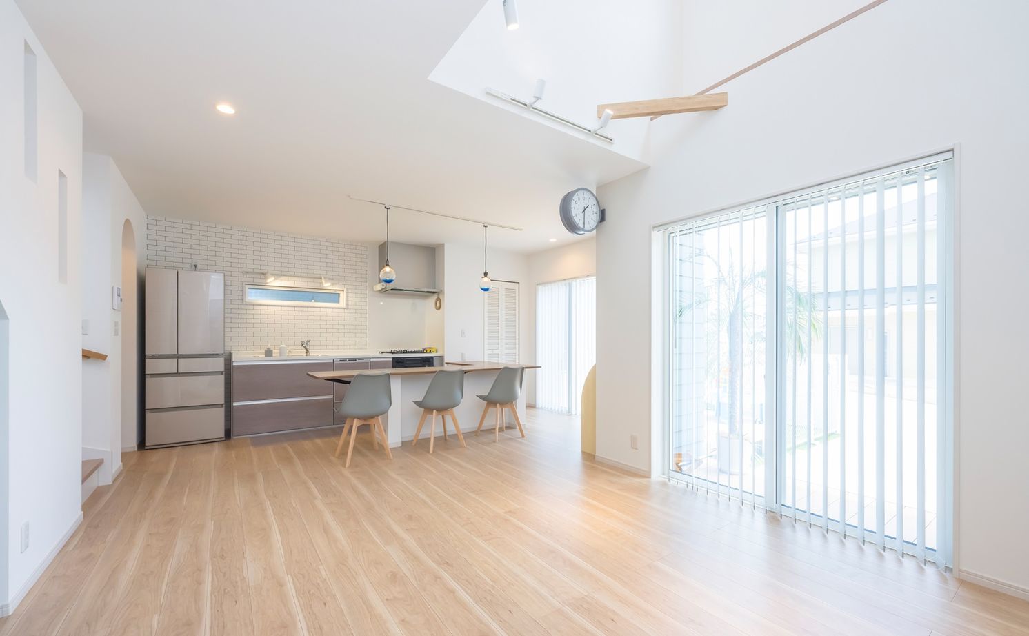 一級建築士事務所　日本住宅（室澤工務店） 【厚木市/吹抜け/間取り図有】吹抜けとカバードポーチで開放感あふれるカリフォルニアスタイルの家の建築実例画像2