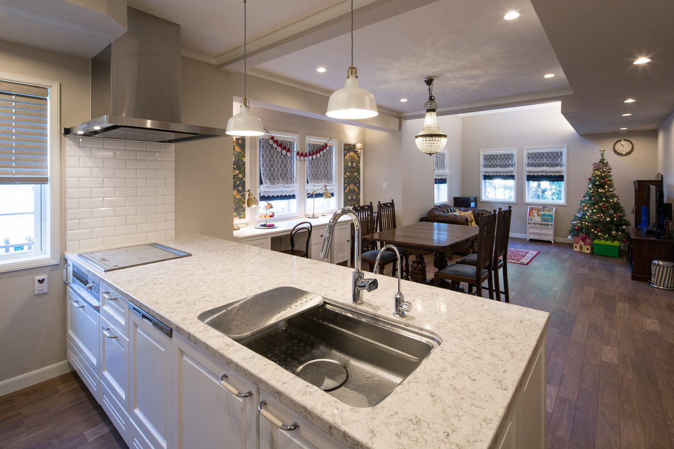 三菱地所ホーム 【狭小地／20坪台】敷地28坪のおしゃれな西欧風の家　3階建てを活かし吹抜けとビルトインガレージも実現の建築実例画像2