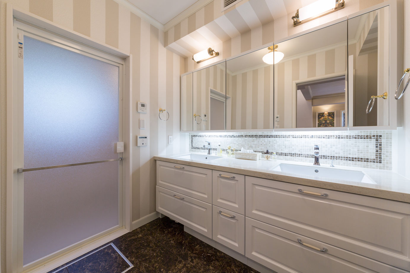 三菱地所ホーム 【狭小地／20坪台】敷地28坪のおしゃれな西欧風の家　3階建てを活かし吹抜けとビルトインガレージも実現の建築実例画像6