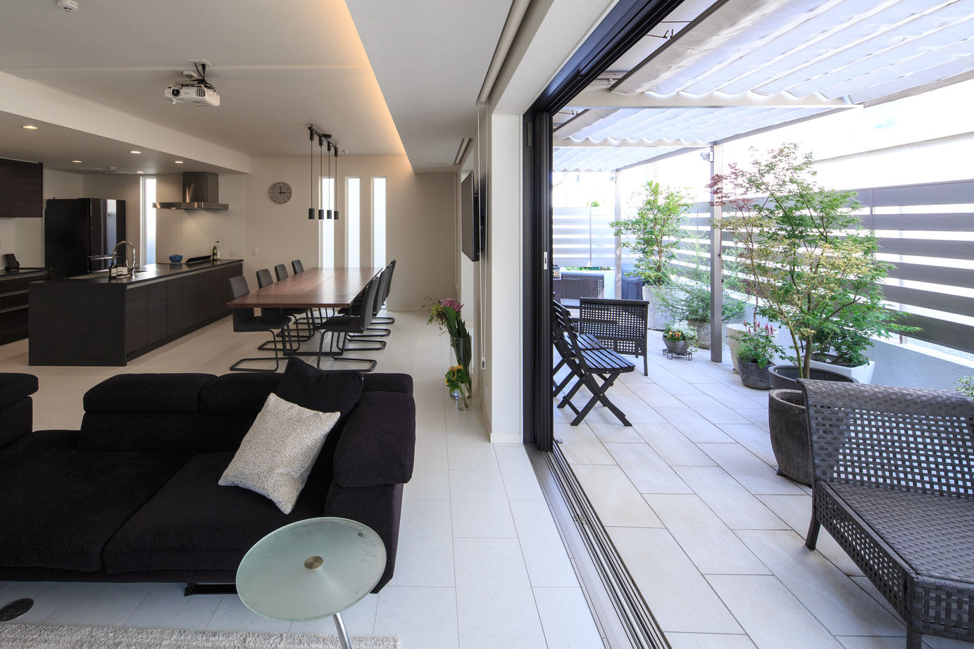 三菱地所ホーム テラスと一つの空間につながる大空間のLDK。光と風、緑を日々愉しめる上質でおしゃれな暮らしの建築実例画像5