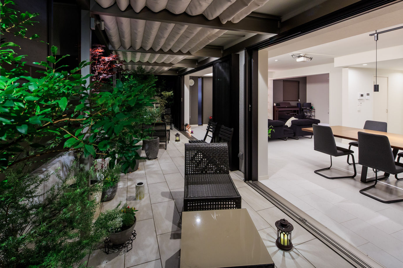 三菱地所ホーム テラスと一つの空間につながる大空間のLDK。光と風、緑を日々愉しめる上質でおしゃれな暮らしの建築実例画像9