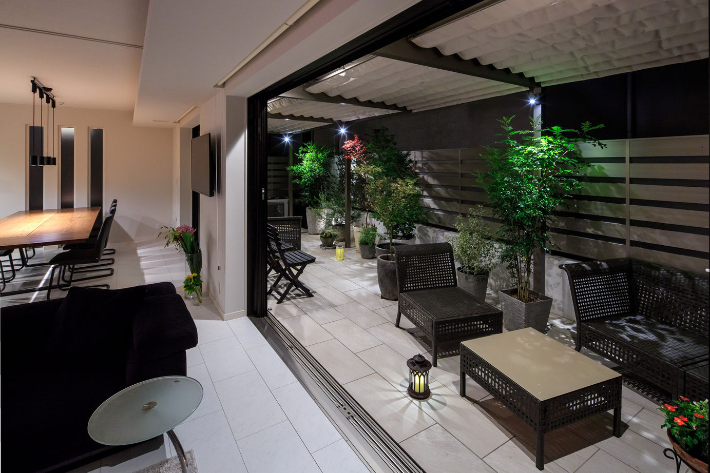 三菱地所ホーム テラスと一つの空間につながる大空間のLDK。光と風、緑を日々愉しめる上質でおしゃれな暮らしの建築実例画像12