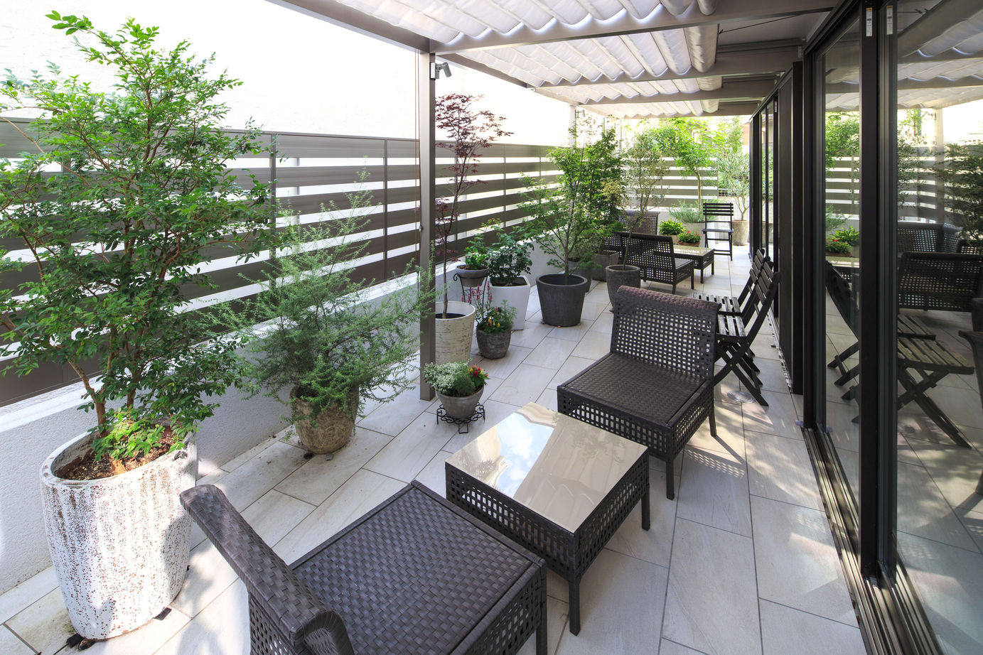 三菱地所ホーム テラスと一つの空間につながる大空間のLDK。光と風、緑を日々愉しめる上質でおしゃれな暮らしの建築実例画像15