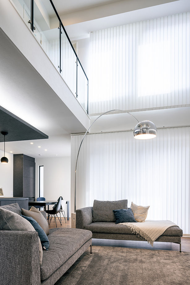 三菱地所ホーム タイルやウォルナットなど、多彩な素材が溶け合う上質な佇まい。映像を投影できる吹抜けで暮らしを愉しむの建築実例画像3